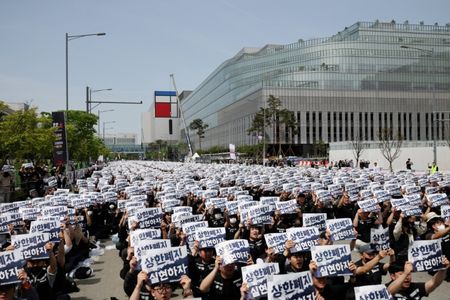 Big Step in Samsung's Grand Ambition Produces Deep Divisions and Strike